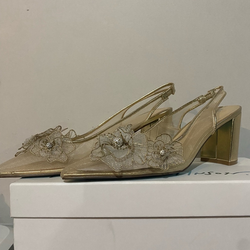 Betsey Johnson Women's Petra Flower Applique Slingback Pumps - Picture 2 of 11